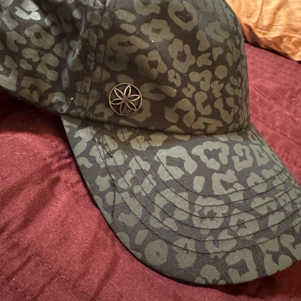 GAIAM Leopard Print Hat - Black and Gray